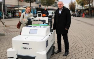 Foto: Stadtkämmerer André Schellenberg und die 1. Betriebsleiterin des EAD, Sabine Kleindiek © Wissenschaftsstadt Darmstadt/ Daniel Klose