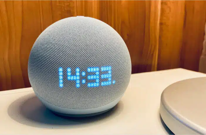 Alexa mit Uhr