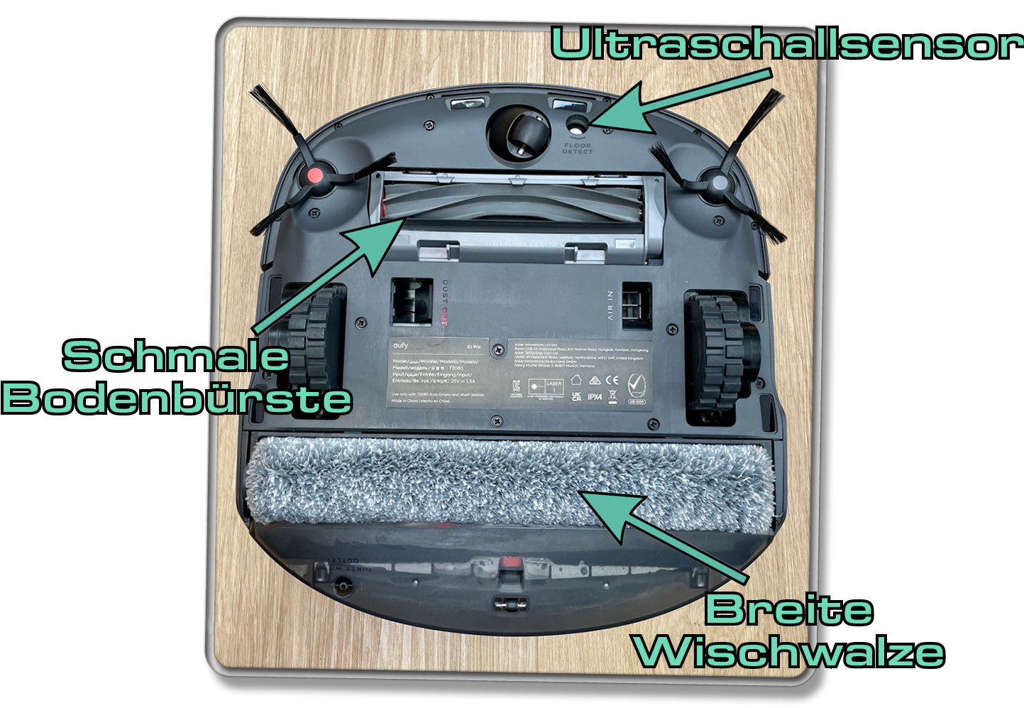 Die Bodenbürste ist im Gegensatz zur Wischwalze klein ausgefallen, wie man auf der Unterseite des eufy S1 Pro erkennt