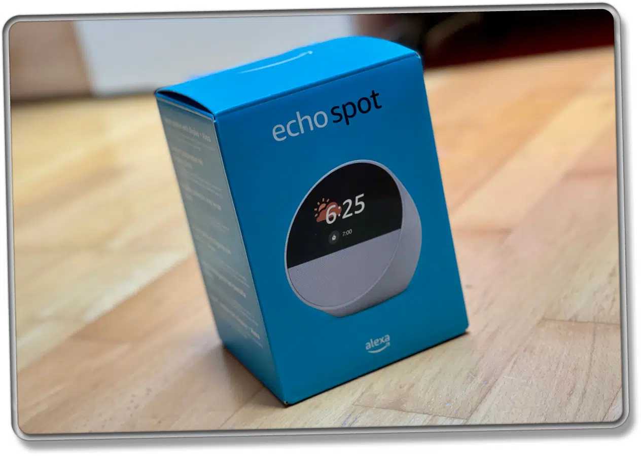 Der Amazon Echo Spot wird in einem blauen Karton geliefert und enthält ein Netzkabel und Anleitungen