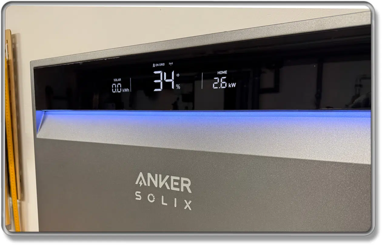 Auf dem Display des Anker SOLIX X1 werden ebenfalls Informationen angezeigt